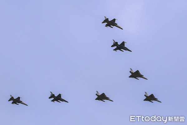▲▼空軍新竹基地營區開放全兵力預校-幻象2000(前三台）,F-16(第三排),IDF(第四排)。（圖／記者黃克翔攝）