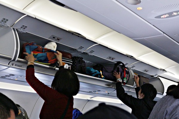 ▼登机,客舱,座位上方行李柜,旅客登机,机舱,行李柜,随身行李,行李