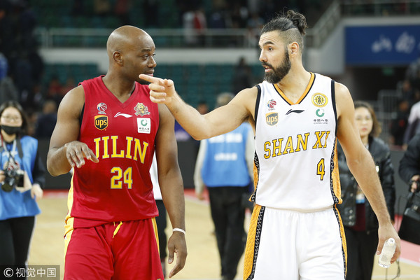 ▲（圖右）山西隊史柯拉（luis scola）與火箭前隊友，吉林隊藍德利（Carl Landry）CBA重逢。（圖／CFP）