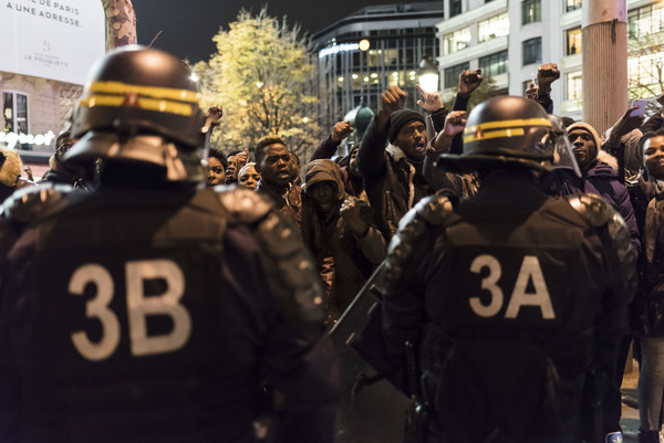 ▲數百名法國黑人在利比亞駐巴黎大使館前抗議「奴隸拍賣會」，差點與警方釀成衝突。（圖／達志影像／美聯社）