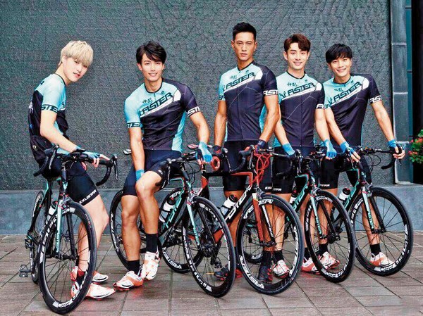 鍾承翰（中）在新戲中飾演自行車手，帶領一批小鮮肉隊友。（翻攝自鍾承翰臉書）