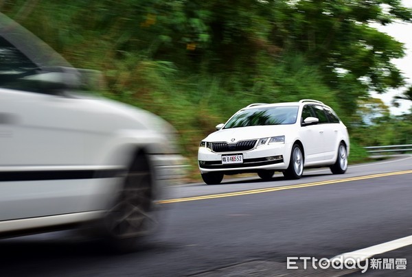 慢慢「換」車道沒比較安全　該快就快、善用方向燈才是上上策（圖／記者游鎧丞攝）