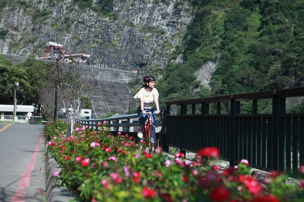 ▲菲律賓國民女神碧亞Pia Wurtzbach來台，獻出第一次單車旅行、臭豆腐體驗。（圖／觀光局提供）