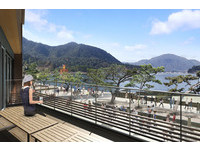 日本首間星巴克「搭船才能到」！喝咖啡邊賞海景、大鳥居