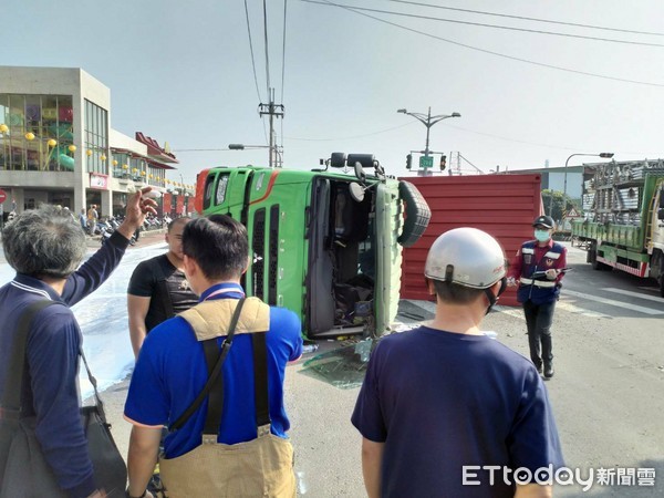 ▲貨櫃車翻覆乳膠溢滿馬路 駕駛擦傷。（圖／記者謝侑霖翻攝）