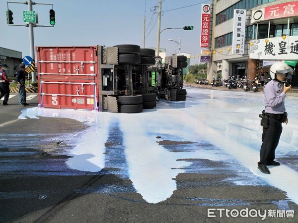 ▲貨櫃車翻覆乳膠溢滿馬路 駕駛擦傷。（圖／記者謝侑霖翻攝）