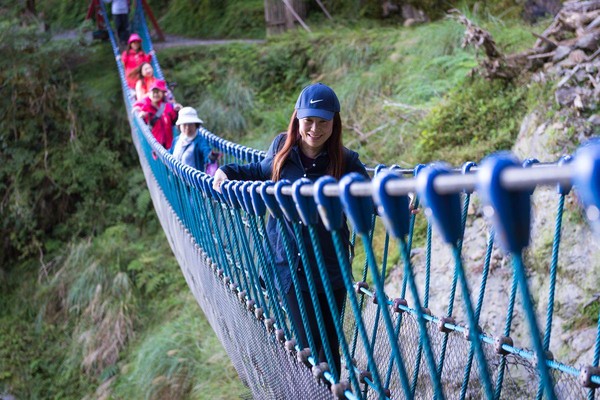 短短步道中架設2段吊橋，避開土石鬆動處也多了樂趣。
