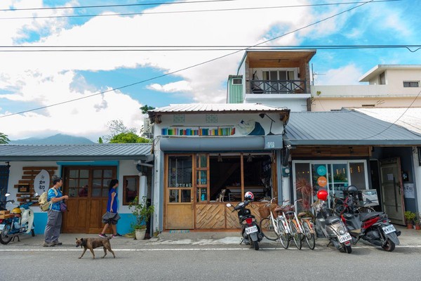 小食堂位在福文村，左鄰右舍是志同道合朋友開的二手書店和民宿。