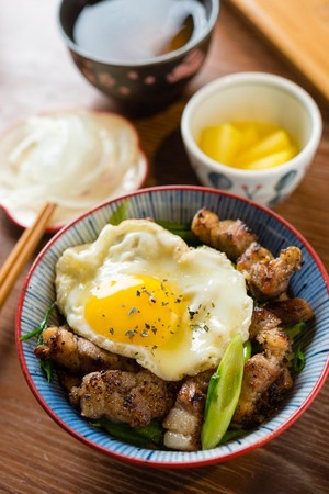 「蒜苗豬肉丼飯」鹹香惹味，是秋季新新菜單。（160元／份）