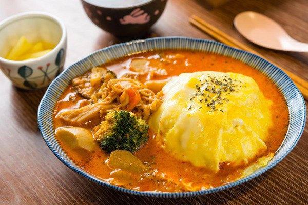 泰式風味的「蔬食紅咖哩」，覆蓋歐姆蛋手法嫩蛋，別有巧思。（160元／份）