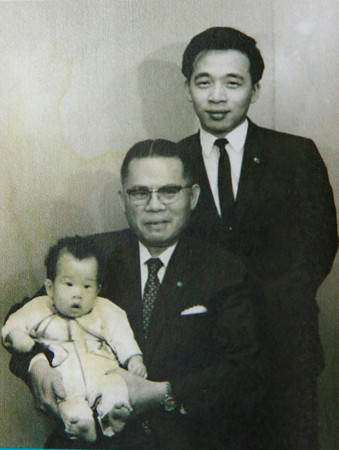 洪裕鈞（左）是台灣松下電器洪家第三代長孫，與爺爺洪建全（中）、父親洪敏隆（右）合影。（洪裕鈞提供）