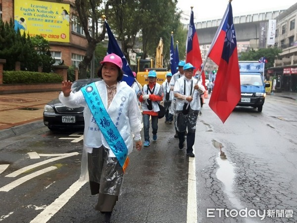 ▲楊麗環爭取藍營提名、參選下屆桃園市長，帶領「我愛國旗」車隊，要讓國旗飛舞桃園各個角落。（圖／楊麗環服務處提供）