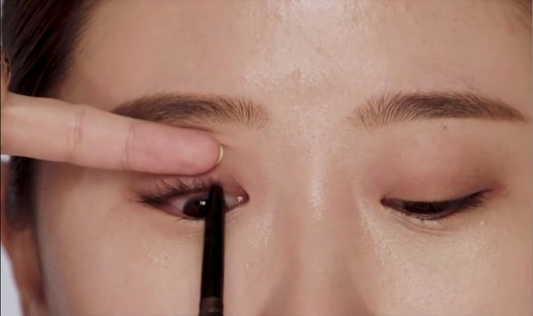 ▲韓星彩妝師公開8步驟眼睛放大術。（圖／翻攝自YouTube@JUNGSAEMMOOL）
