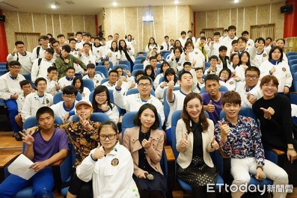 ▲龍潭高中師生欣賞及學唱年輕活潑的客家音樂及客家詞彙。（圖／桃園市客家事務局提供）　