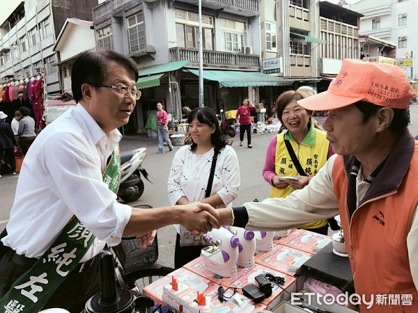 ▲台南市長參選人顏純左積極拜票，爭取選民的支持認同。（圖／顏純左提供）