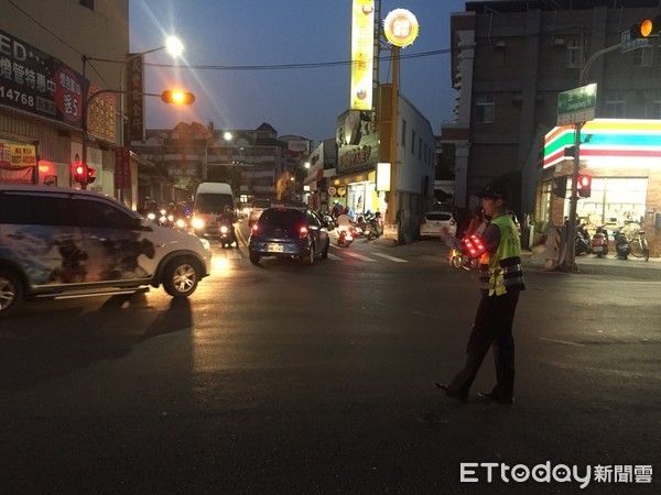 ▲台南市警永康分局員警，配戴主動式LED發光臂套執勤，強化員警自身安全，更能讓用路人清楚看到執勤人員的指揮手勢，讓道路更順暢。（圖／警方提供）