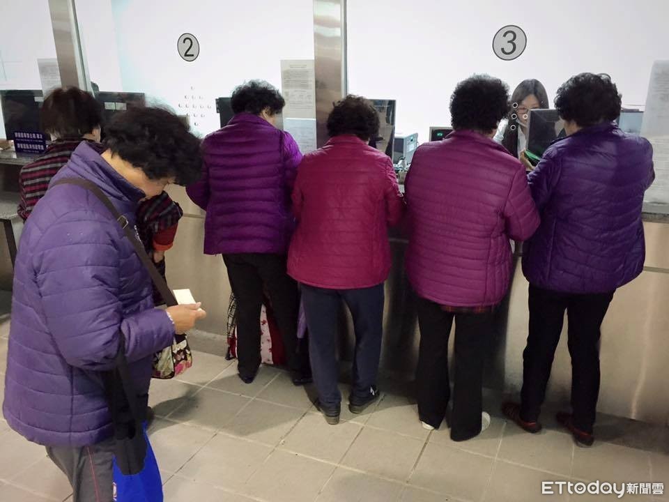 ▲▼桃園火車站前一群「花媽頭 紫色羽絨衣」的媽媽。（圖／《精神科觀察日記》授權使用）