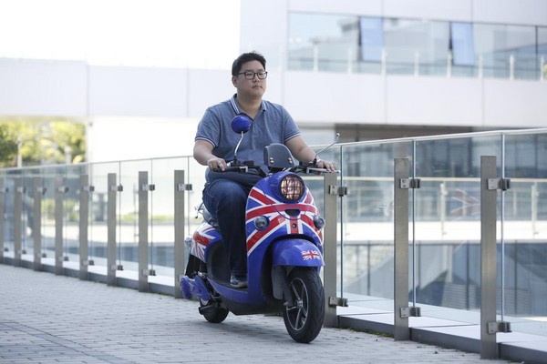 	習慣騎電動機車上班，酆尚寬已經在北京生活5年，為了創業，他認為任何事情都能適應。