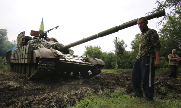 ▲烏東局勢再度陷於緊張。圖為2015年戰雲正濃時，烏克蘭戰車開進盧甘斯克地區平亂的畫面。(圖／達志影像／美聯社)