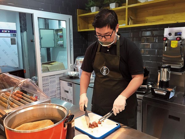 「瘋老闆」今年開了兩家實體店面，也增加台灣小吃烤香腸等即食品。（酆尚寬提供）
