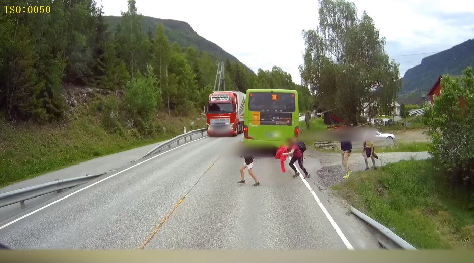 ▲挪威一名孩童未察看交通路況，竟直接奔跑穿越馬路，差點被貨櫃車撞到。（圖／翻攝自YouTube）