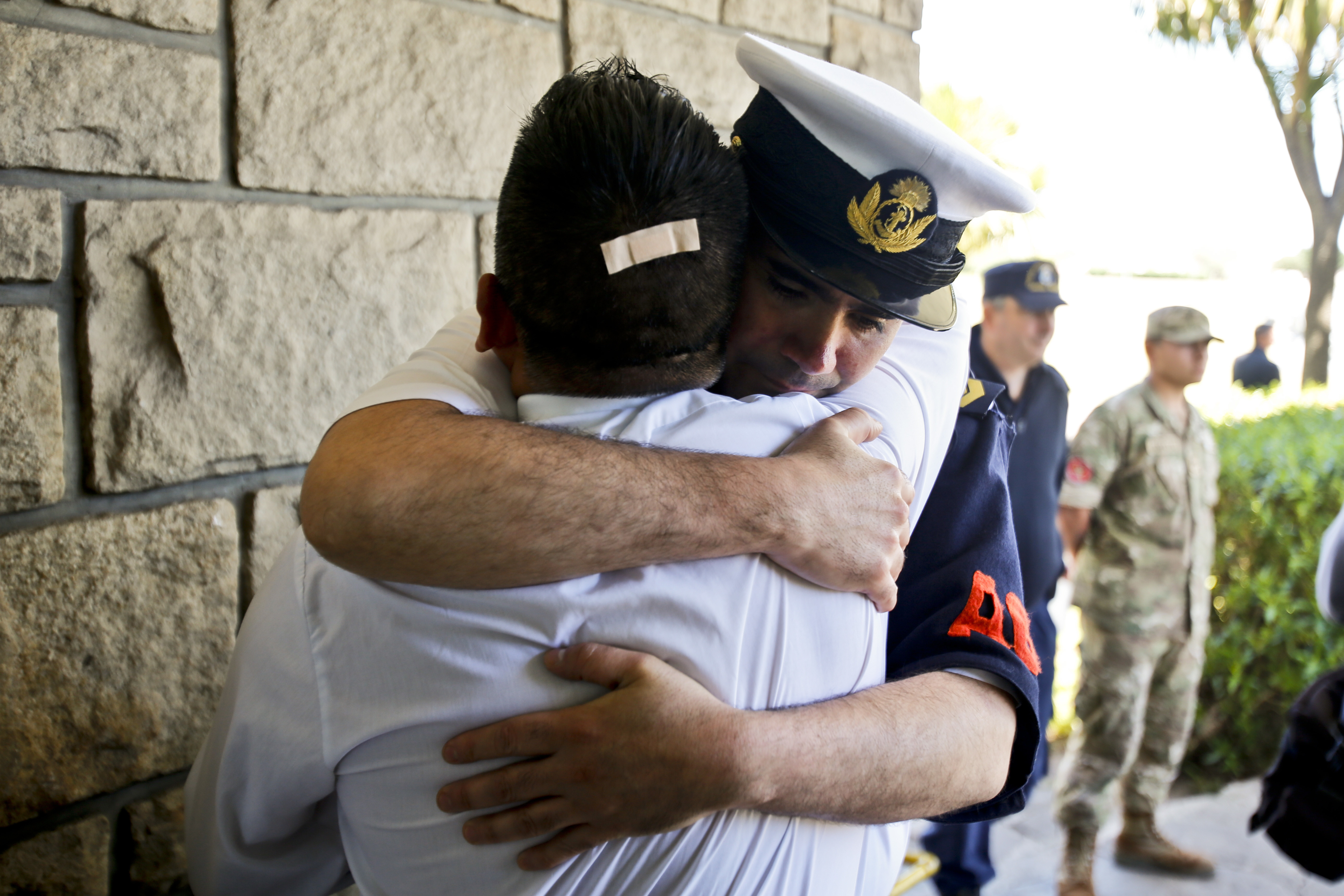 阿根廷潛艇失蹤，家屬、海軍擁抱。（圖／達志影像／美聯社）