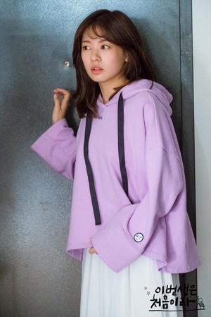 ▲《今生是第一次》庭沼珉穿著粉紫色帽T自韓國品牌。（圖／翻攝自今生是第一次官網）