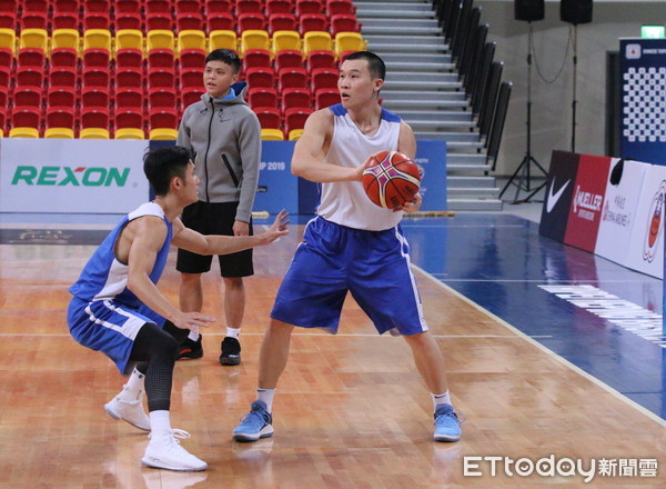 ▲中華男籃黃鎮、李愷諺。（圖／記者魏立信攝）