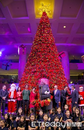 ▲晶華酒店15公尺的聖誕樹點亮了。(圖／晶華酒店提供)