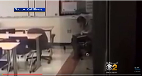 ▲▼考克絲老師在教室角落嗑藥遭學生拍下。（圖／翻攝自YouTube）