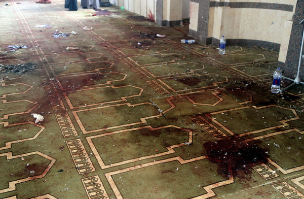 ▲▼埃及北西奈省清真寺被攻擊，地上布滿血跡。（圖／路透社）