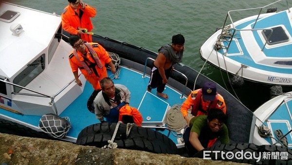 ▲一艘舢舨在離台北港300公尺處翻覆，目前仍有2位民眾失聯。（圖／記者林煒傑翻攝）