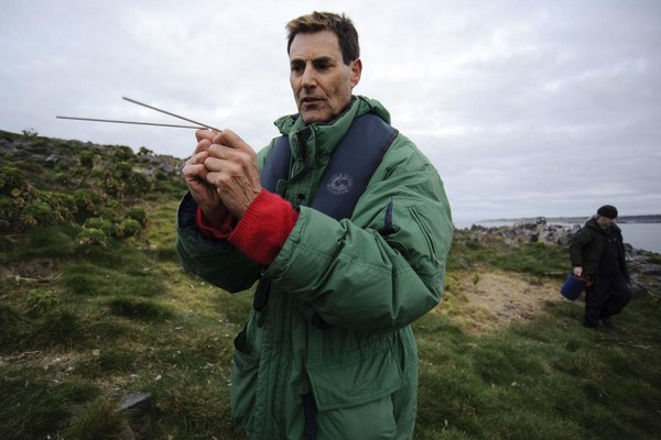 知名特異功能人士烏里．蓋勒（Uri Geller）在2010年登上蘇格蘭外海的羔羊島，用手上的占卜杖找尋據傳與埃及吉薩大金字塔有關的寶藏。（東方IC）