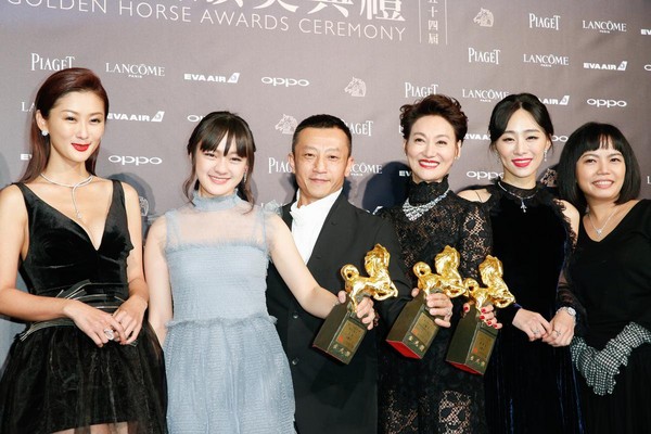 楊雅喆（左三）上台領取最佳劇情片獎時，他形容《血觀音》是「不正向的電影」。