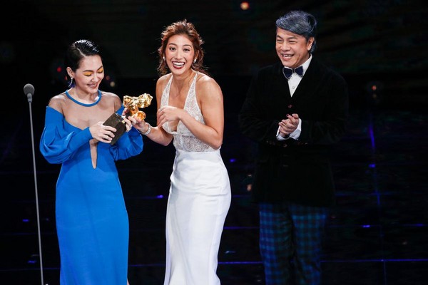 小S頒發最佳新演員獎時，搞笑和獲獎人瑞瑪席丹搶獎座。