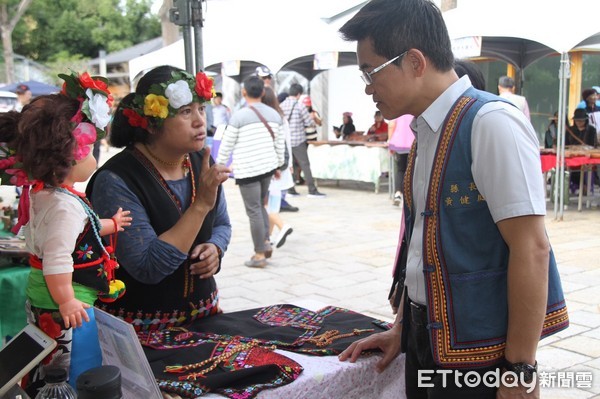 台東縣原住民族部落大學結業典禮暨期末成果展，在鐵道藝術村步道舉行，有各分校精采的歌謠、古調、原住民族歌舞及各班成果走秀表演，黃健庭縣長並頒發林清美大學技職講師聘書。（圖／台東縣政府提供）