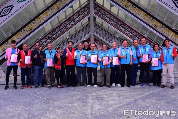 為培育原住民青年人才，並提升部落事務公共參與力，花蓮市公所成立原住民Kapah青年團，由市長魏嘉賢授旗正式成立。（圖／花蓮市公所提供）