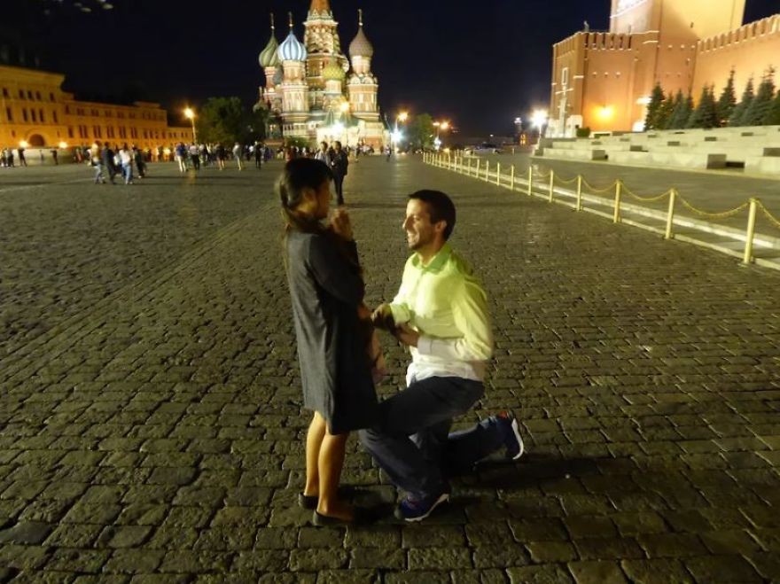 情侶在各國拍「下腰擁吻照」，3年後男的不給親了　女友：我願意（圖／翻攝自boredpanda）