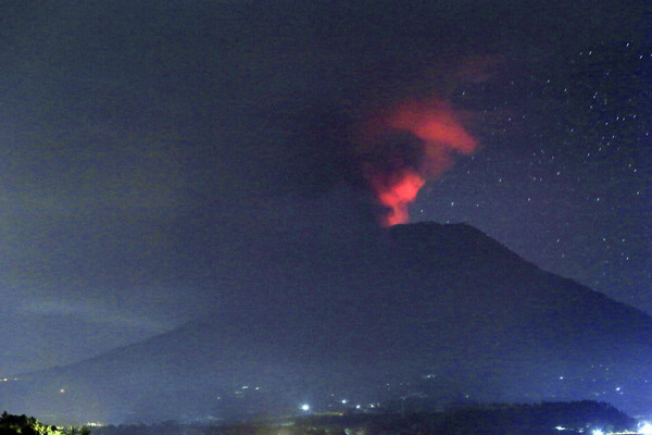 ▲▼印尼峇里島阿貢火山噴發             。（圖／達志影像／美聯社）