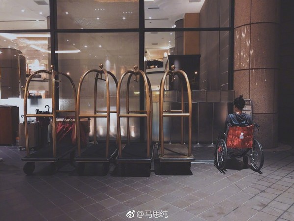▲▼馬思純坐輪椅遊台北。（圖／翻攝自馬思純微博）