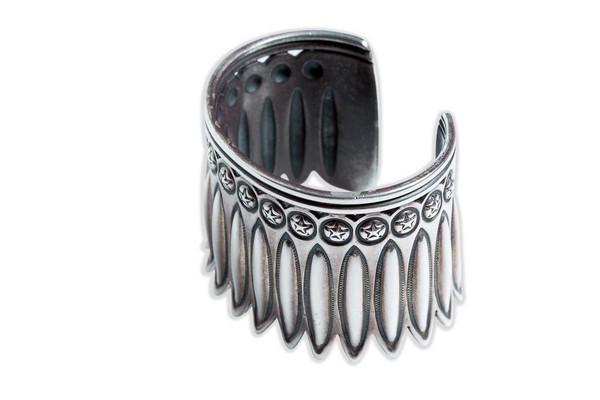 來自美國新墨西哥州的Cody Sanderson寬版手環，約NT$80,000。