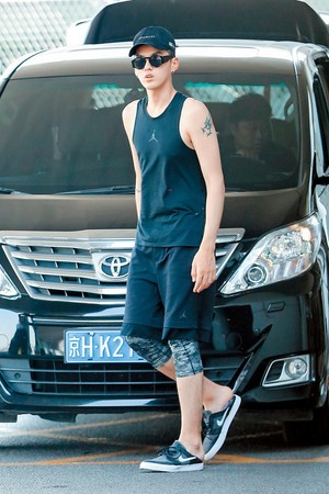 現身在北京機場的吳亦凡，穿著Air Jordan背心，搭配迷彩運動褲，再以同色系的棒球帽準備搭機，非常隨性又帥氣啊！（東方IC）