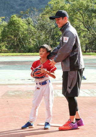 ▲陽岱鋼送球具到新竹五峰國小。（圖／中華汽車提供）