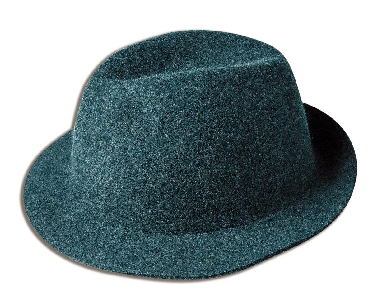 東區小店買的綠色毛呢帽；約NT$700。