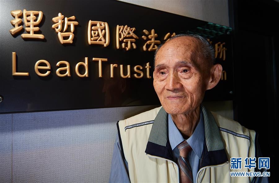 高齡82歲的台灣律師高秉涵20多年來，已把約150名老兵的骨灰送回大陸老家。（圖／新華社）
