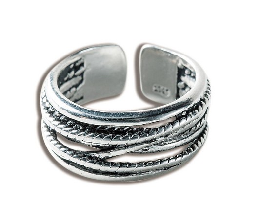 小店買的純銀鍊帶設計戒指；約NT$1,300。