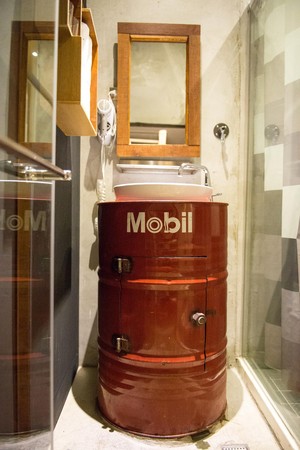大鐵桶洗手台，讓浴室時髦起來。