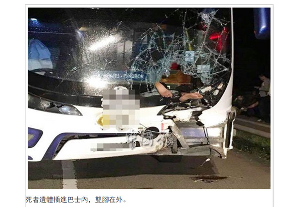 ▲馬來西亞大學生騎機車撞巴士，插進擋風玻璃內慘死。（圖／翻攝自《中國報》）