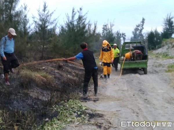 台東縣太麻里鄉三和地區海邊農地垃圾堆不明原因發生火警，延燒一旁約1.4公頃的保安林。（圖／台東林管處提供）