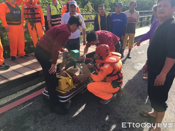 落水陳姓男子由救援人員下水套上浮水繩搶救拉上岸，豐濱消防分隊現場立即實施CPR並送往豐濱醫院急救。（圖／第一二海岸巡防總隊提供）